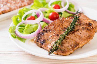 plaka üzerinde sebzeli ızgara domuz biftek