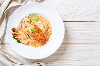 Baharatlı karides spagetti makarna (Tom Yum Goong) - İtalyan Füzyon gıda tarzı