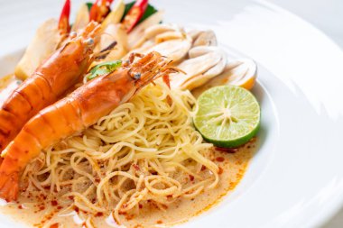 Baharatlı karides spagetti makarna (Tom Yum Goong) - İtalyan Füzyon gıda tarzı
