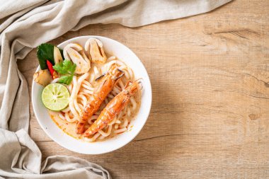 Baharatlı karides udon ramen noodle (Tom Yum Goong) - Japon füzyon gıda tarzı