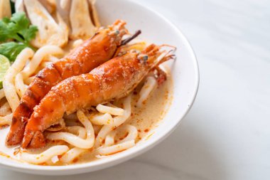 Baharatlı karides udon ramen noodle (Tom Yum Goong) - Japon füzyon gıda tarzı