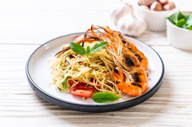 ızgara karides ve domates - İtalyan Füzyon gıda tarzı ile tavada kızartılmış spagetti