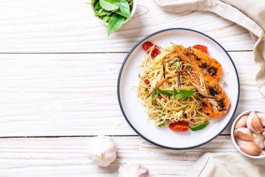 ızgara karides ve domates - İtalyan Füzyon gıda tarzı ile tavada kızartılmış spagetti