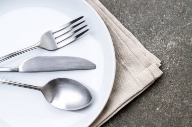 boş tabak kaşık çatal ve bıçak masada