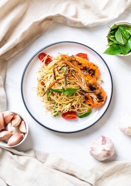 ızgara karides ve domates - İtalyan Füzyon gıda tarzı ile tavada kızartılmış spagetti