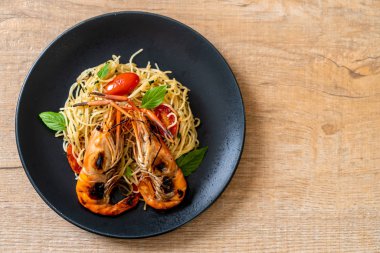 ızgara karides ve domates - İtalyan Füzyon gıda tarzı ile tavada kızartılmış spagetti