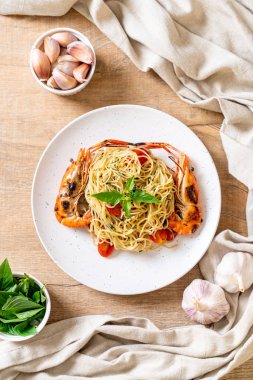 ızgara karides ve domates - İtalyan Füzyon gıda tarzı ile tavada kızartılmış spagetti