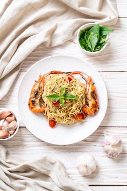 ızgara karides ve domates - İtalyan Füzyon gıda tarzı ile tavada kızartılmış spagetti