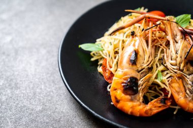 ızgara karides ve domates - İtalyan Füzyon gıda tarzı ile tavada kızartılmış spagetti