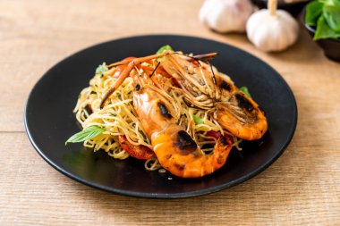 ızgara karides ve domates - İtalyan Füzyon gıda tarzı ile tavada kızartılmış spagetti