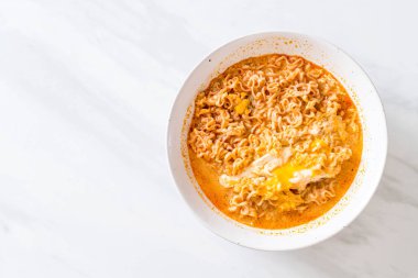 Tay baharatlı şehriye kase (Tom Yum Kung)