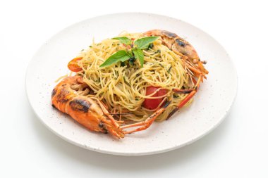 ızgara karides ve beyaz arka plan üzerinde izole domates ile tavada kızartılmış spagetti
