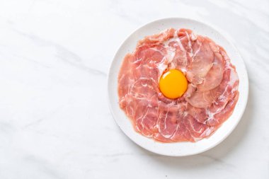 taze dilimlenmiş domuz ham yumurta pişirme veya shabu shabu ve sukiyaki yapma ile