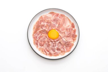 taze dilimlenmiş domuz ham yumurta pişirme veya shabu shabu ve beyaz arka plan üzerinde izole sukiyaki yapma ile
