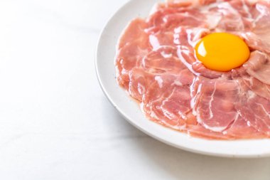 taze dilimlenmiş domuz ham yumurta pişirme veya shabu shabu ve sukiyaki yapma ile