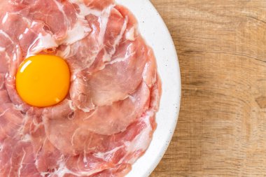 taze dilimlenmiş domuz ham yumurta pişirme veya shabu shabu ve sukiyaki yapma ile