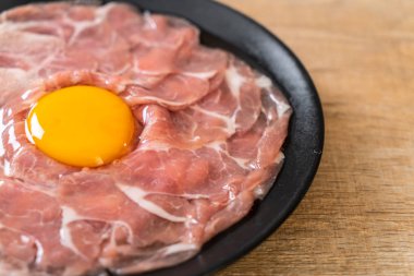 taze dilimlenmiş domuz ham yumurta pişirme veya shabu shabu ve sukiyaki yapma ile