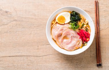 Baharatlı miso udon ramen noodle ile domuz eti - Japon gıda tarzı