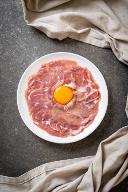 taze dilimlenmiş domuz ham yumurta pişirme veya shabu shabu ve sukiyaki yapma ile