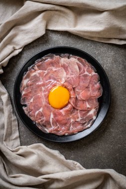 taze dilimlenmiş domuz ham yumurta pişirme veya shabu shabu ve sukiyaki yapma ile