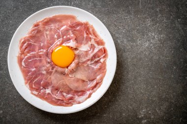 taze dilimlenmiş domuz ham yumurta pişirme veya shabu shabu ve sukiyaki yapma ile