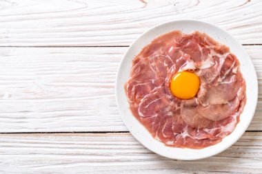 taze dilimlenmiş domuz ham yumurta pişirme veya shabu shabu ve sukiyaki yapma ile