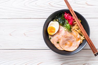 Baharatlı miso udon ramen noodle ile domuz eti - Japon gıda tarzı