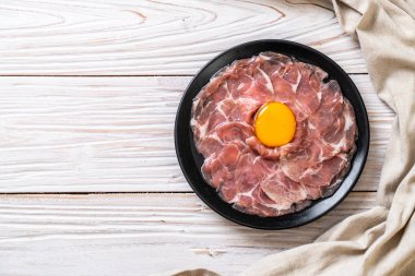 taze dilimlenmiş domuz ham yumurta pişirme veya shabu shabu ve sukiyaki yapma ile