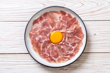 taze dilimlenmiş domuz ham yumurta pişirme veya shabu shabu ve sukiyaki yapma ile