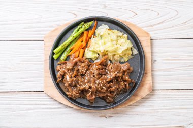 sıcak plaka - Asya tarzı domuz biftek dilimlenmiş