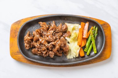 sıcak plaka - Asya tarzı domuz biftek dilimlenmiş