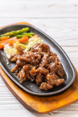 sıcak plaka - Asya tarzı domuz biftek dilimlenmiş