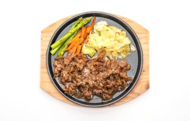 sıcak beyaz arka plan üzerinde izole plaka üzerinde domuz biftek dilimlenmiş