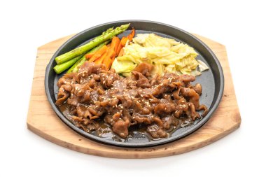 sıcak beyaz arka plan üzerinde izole plaka üzerinde domuz biftek dilimlenmiş