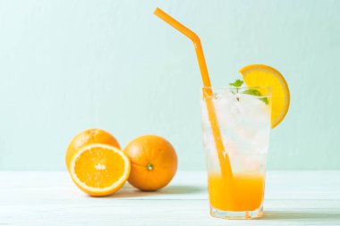 yanında da soda ahşap masa portakal suyu