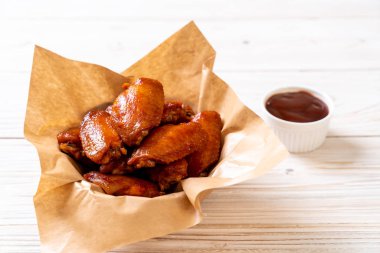 Barbekü tavuk kanadı sosu ile