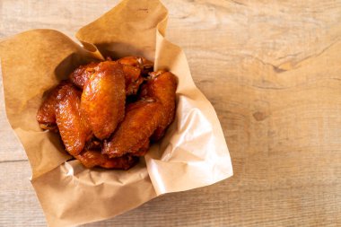 Barbekü tavuk kanadı sosu ile