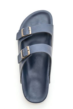 Erkekler beyaz arka plan üzerinde izole sandalet deri