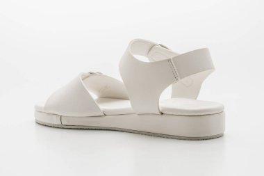 Kadınlar beyaz arka plan üzerinde izole sandalet deri