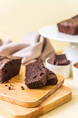 ahşap zemin üzerine çikolatalı browni kek