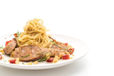 Beyaz arka plan üzerinde izole tavada kızartılmış spagetti Sai Aua (Notrhern Tay acılı sosis) ile