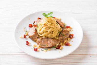 Sai Aua (Notrhern Tay acılı sosis) - Fusion gıda tarzı ile tavada kızartılmış spagetti