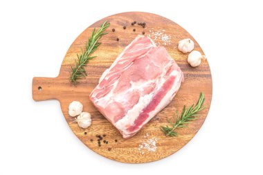 Beyaz arka planda izole edilmiş taze domuz filetosu.