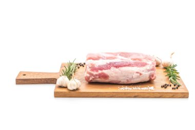 Beyaz arka planda izole edilmiş taze domuz filetosu.