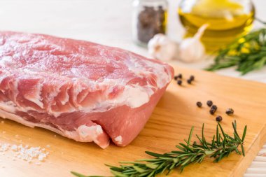 taze domuz ham filetosu ahşap tahta üzerinde