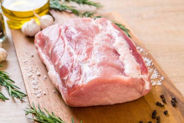 taze domuz ham filetosu ahşap tahta üzerinde