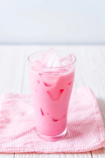 木材にピンクいちごのミルクセーキ — ストック写真