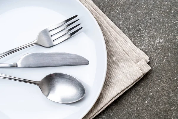 boş tabak kaşık çatal ve bıçak masada