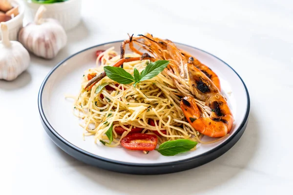Stir Fried Spaghetti Grilled Shrimps Tomatoes Italian Fusion Food Style — Stock Photo, Image