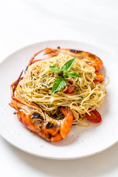 Spaghettis Sautés Aux Crevettes Grillées Tomates Cuisine Fusion Italienne — Photo
